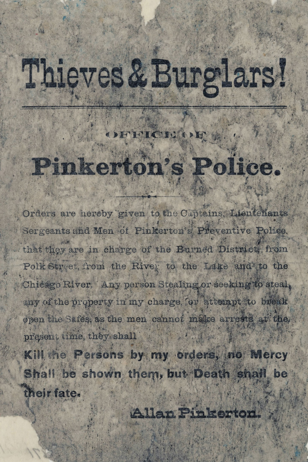 Ein Plakat mit fetter schwarzer Schrift, die "Thieves & Burglars Pinkerton's Police" lautet, in der Mitte auf einem weißen Hintergrund angeordnet und von einem schmalen schwarzen Rand eingerahmt.