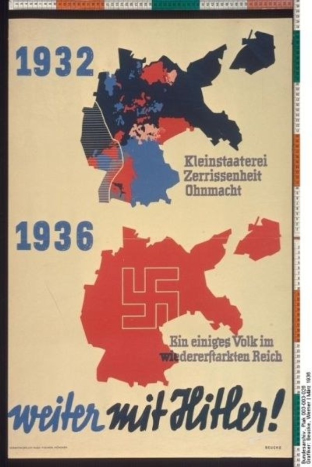 Ein Plakat mit einer Deutschlandkarte und Nazi-Symbolen sowie dem Text "Weiter mit Hitler" in den Farben Rot, Weiß und Blau.