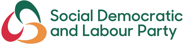 'sozialdemokratische und arbeiterpartei' in fetter schwarzer Schrift, mittig auf einem weißen Hintergrund mit einem schmalen schwarzen Rand.