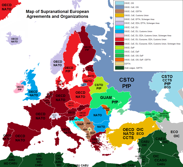Eine Europa-Karte mit verschiedenen Farben, die Länder und ihre jeweiligen Vereinbarungen und Organisationen darstellen, begleitet von Text, der die Länder und beteiligten Länder nennt.