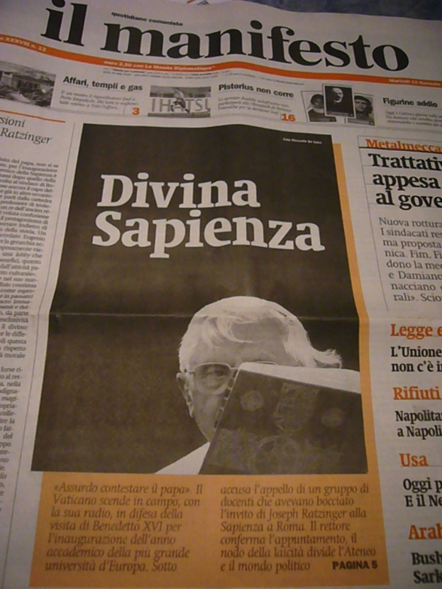 Eine Zeitung in der Mitte mit darauf geschriebenem Text.