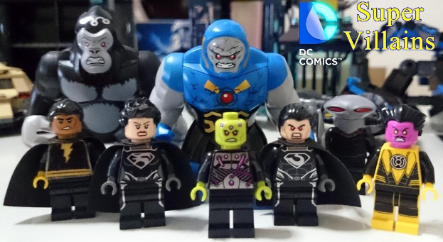 Figuren in Schwarz, Gelb und Blau auf einem weißen Hintergrund mit sichtbarem Text.