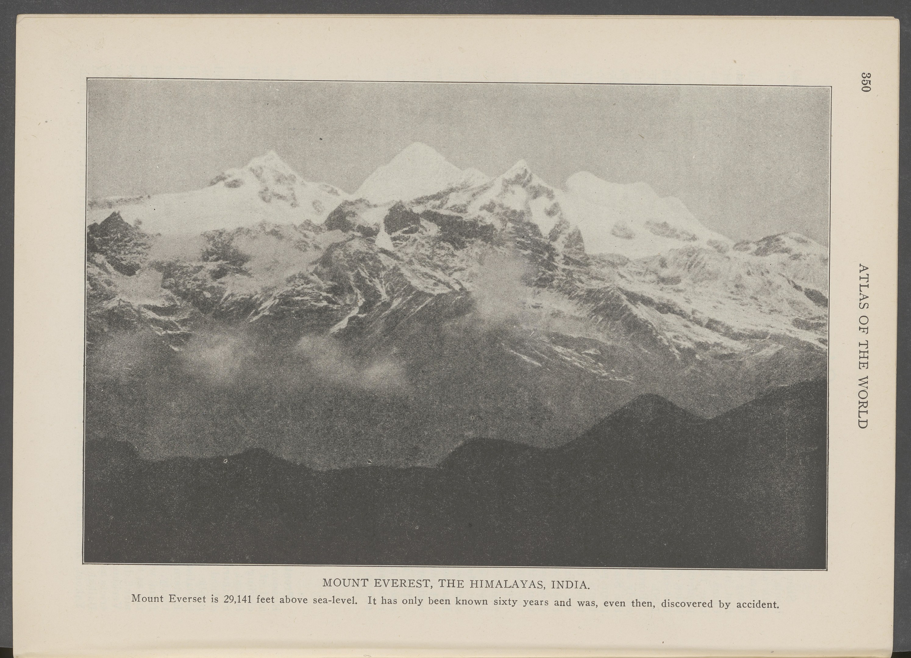 Schwarzes und weißes Foto des Mount Everest im Himalaya, Indien, mit schneebedeckten Gipfeln und einer bewölkten Himmel, mit Text unten.