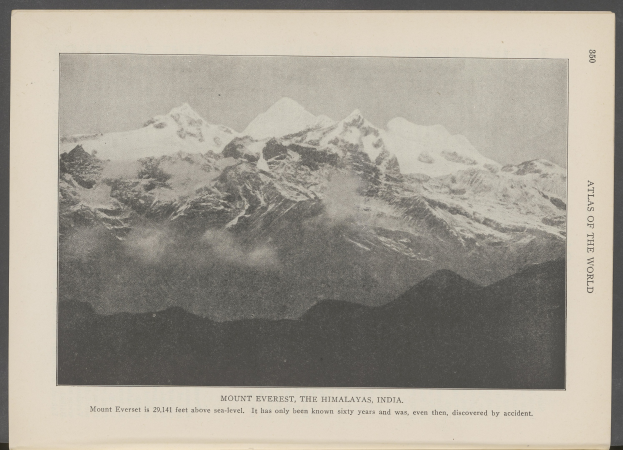 Schwarzes und weißes Foto des Mount Everest im Himalaya, Indien, mit schneebedeckten Gipfeln und einer bewölkten Himmel, mit Text unten.