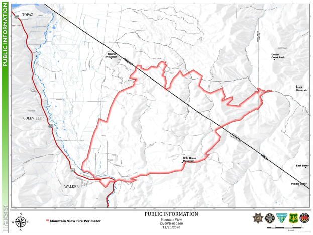 Detailierte Posterkarte einer geplanten Wanderroute zu einem Gipfel, einschließlich Route, Sehenswürdigkeiten und informativem Text mit Logos.