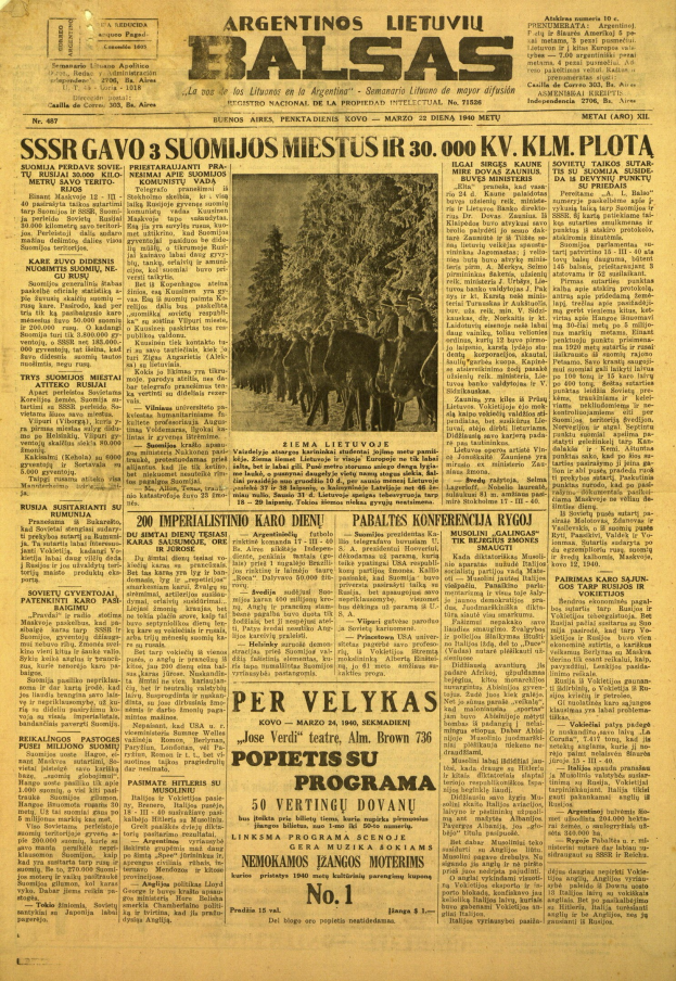 Gelblicher alter Zeitungsartikel mit schwarzer Schrift, der ein Foto von Menschen in traditioneller Kleidung im Freien in einer ländlichen Umgebung zeigt.