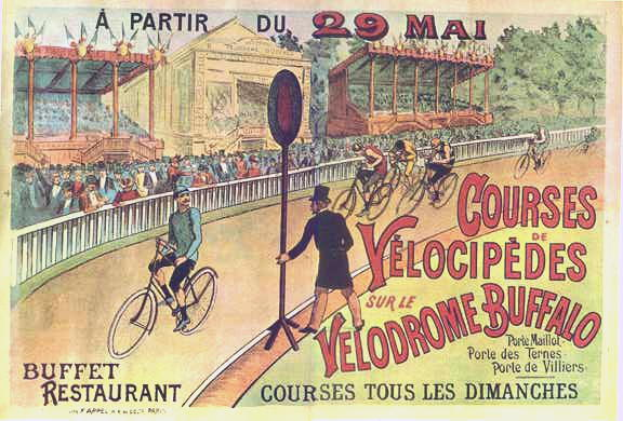 Ein Plakat, das eine Radrennbahn in Buffalo, New York, bewirbt, zeigt eine Gruppe von Menschen, die auf einer Straße Fahrräder fahren, umgeben von einem Zaun, mit einem Gebäude und Bäumen im Hintergrund und Text, der wahrscheinlich Informationen zum Event enthält.