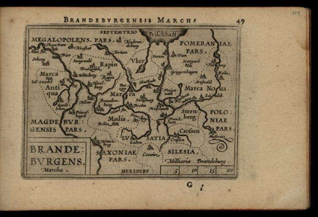 Altes Buch mit einer detaillierten Karte der brandenburgischen Region Deutschlands auf einem schwarzen Hintergrund, einschließlich geografischer Merkmale und Text über die Region.