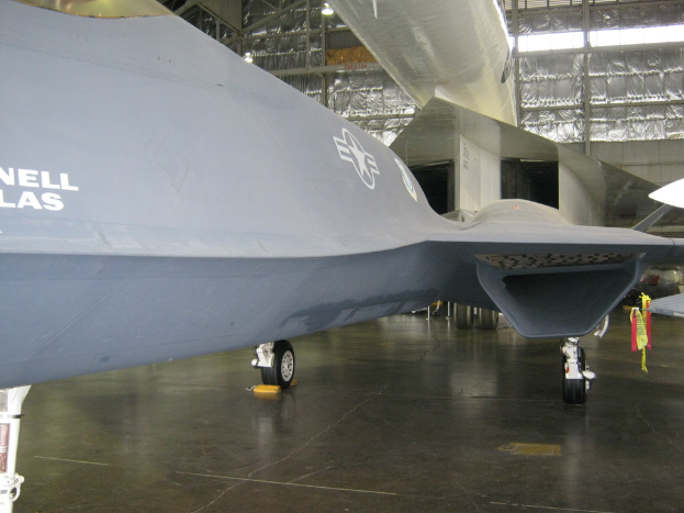 Ein großes Passagierflugzeug auf der Startbahn, bereit zum Start.