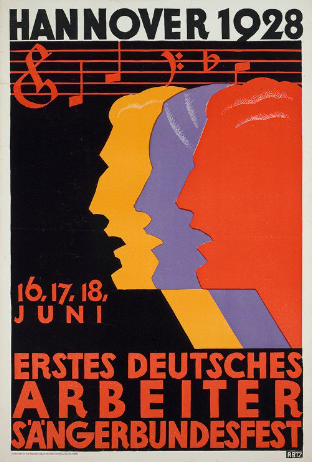 Ein Plakat für das Hannover 1928 Erstes Deutsches Arbeiter Sangerbundesfest, das drei Personen in der Mitte zeigt und Text enthält, der Informationen zum Ereignis liefert.
