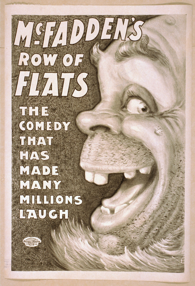 Plakat einer lachenden Person mit wilden Haaren, weit aufgerissenen Augen und einem breiten Grinsen auf einem hellgelben Hintergrund, mit der Beschriftung "McFadden's Row of Flats: Die Comedy, die viele Millionen zum Lachen gebracht hat."