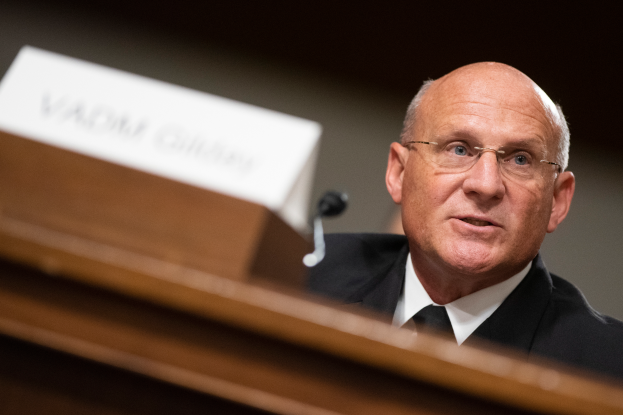 Ein Mann im Anzug und Krawatte sitzt an einem Tisch mit einer Namensschilder und Mikrofon und spricht vor dem Senate Judiciary Committee auf dem Capitol Hill in Washington, D.C. Der Hintergrund ist unscharf.