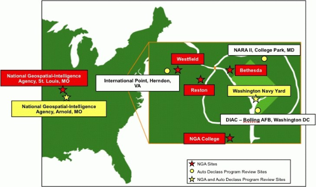 Eine Karte der Vereinigten Staaten, die die Standorte der National Geospatial Intelligence Agency hervorhebt, mit fetter Schrift, Flüssen, Bergen und Städten.