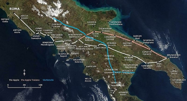 Blaue Linie auf einer Karte von Italien, die eine kreisförmige Zugroute von Rom zeigt, die verschiedene bezeichnete Städte und Ortschaften durchquert.