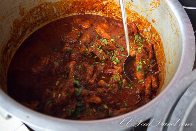Ein Topf Fleischcurry mit einem Wasserzeichen in der rechten unteren Ecke.