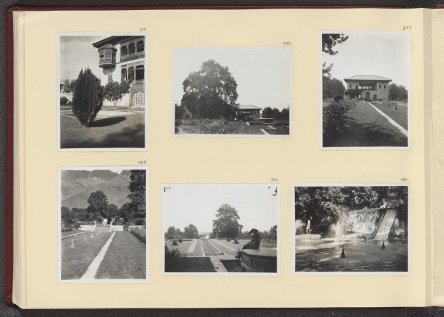 Offenes Buch mit einer Collage aus Schwarz-Weiß-Fotografien von Bäumen, Gebäuden und einem Brunnen.