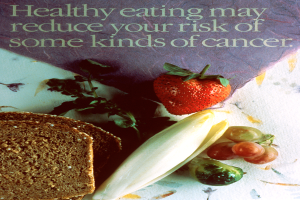 Ein Plakat mit Text, der gesunde Ernährung zur Krebsrisikoreduktion bewirbt, mit einem Brotstück, einer Erdbeere und Trauben.