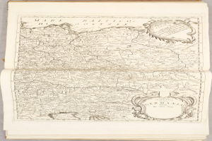 Ein altes Buch mit einer detaillierten Karte von Deutschland, das verschiedene Regionen zeigt und begleitenden Text mit zusätzlichen Informationen.