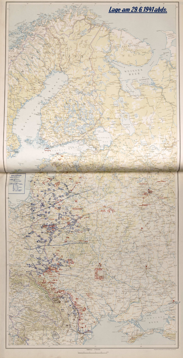 Ein altes Buch mit einer detaillierten Europakarte auf dem Cover, die geografische Merkmale wie Flüsse, Berge und Städte sowie beschriftete Ortsnamen zeigt.