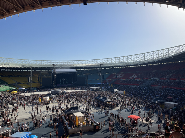 Eine große Menge versammelt sich vor einem Stadion mit Zelten und Absperrungen und wartet auf das 2014 WM-Event.