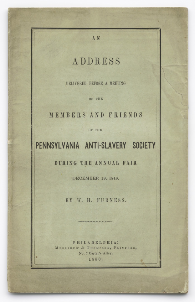 Ein Buch mit dem Titel "Eine Ansprache vor einer Versammlung der Mitglieder und Freunde der Pennsylvania Anti-Slavery Society während der Jahresversammlung" ist auf einer Seite mit schwarzem Text offen.