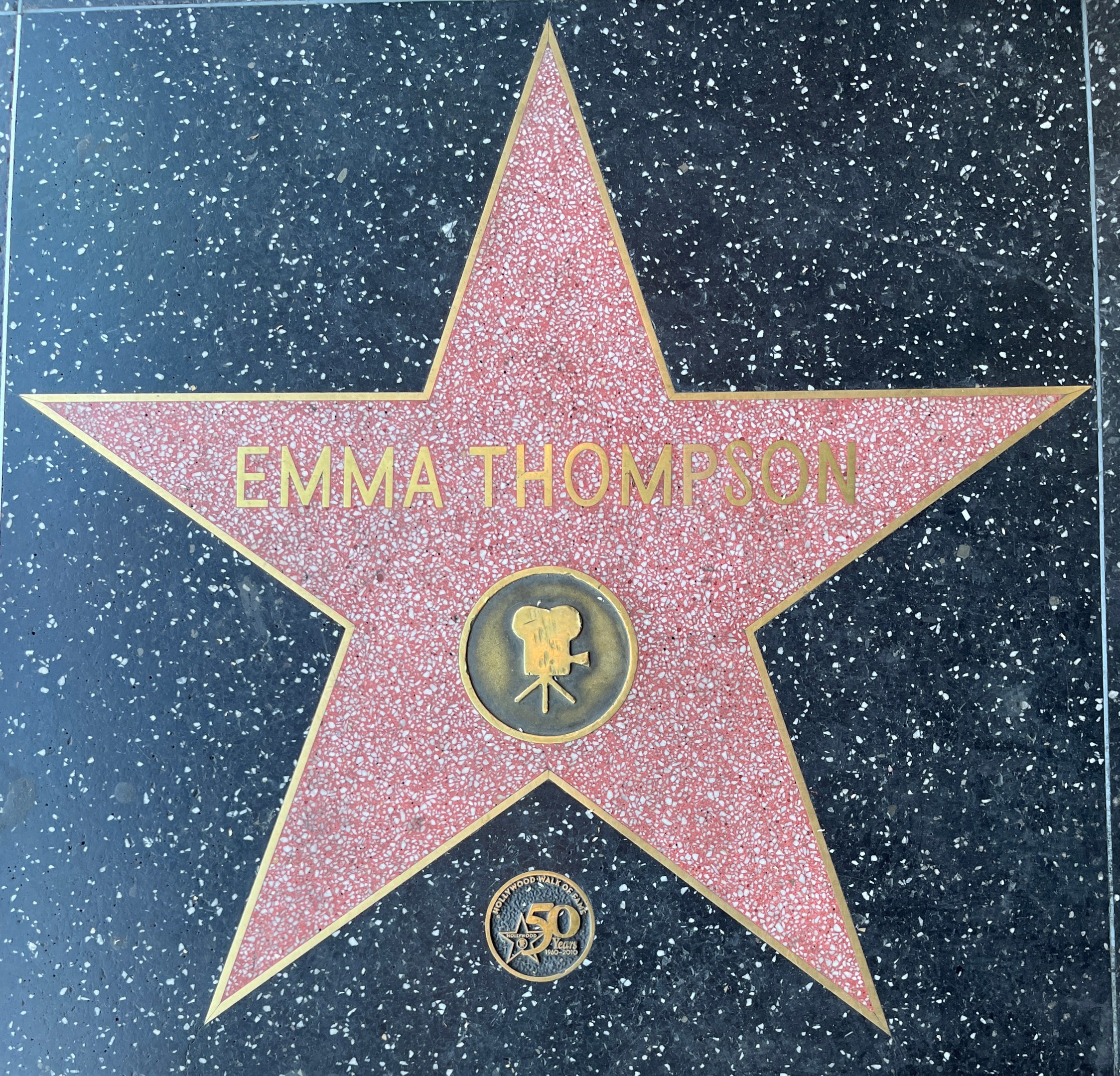 Ein fünfzackiger Stern mit 'Emma Thompson' in weißer Schrift auf einem schwarzen Hintergrund, Teil des Hollywood Walk of Fame.