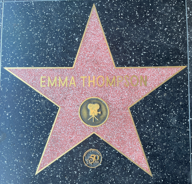 Ein fünfzackiger Stern mit 'Emma Thompson' in weißer Schrift auf einem schwarzen Hintergrund, Teil des Hollywood Walk of Fame.