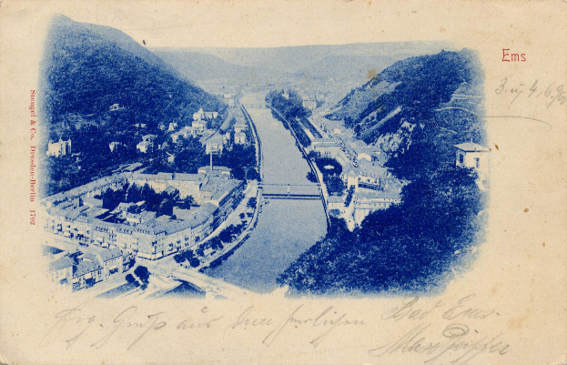 Ein altes Postkartensuvenir, das einen Fluss durch eine Stadtlandschaft mit Gebäuden, Bäumen, Hügeln und einer Brücke zeigt, mit der Aufschrift "Strugel & Co. Dresden, Deutschland" am unteren Rand.