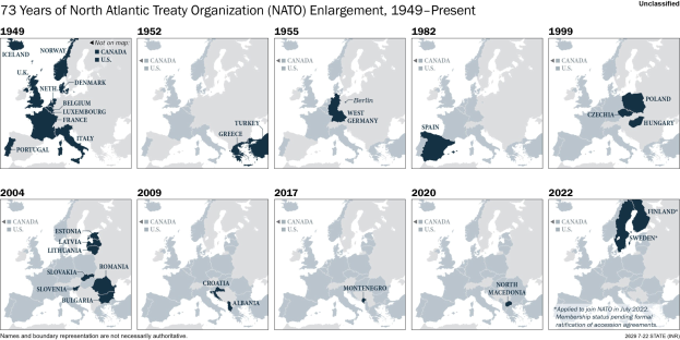 Eine Karte, die die Erweiterung der NATO von 1949 bis heute veranschaulicht, mit farblich kodierten Regionen nach dem Jahr des Beitritts und einem Titel mit zusätzlichen Informationen.