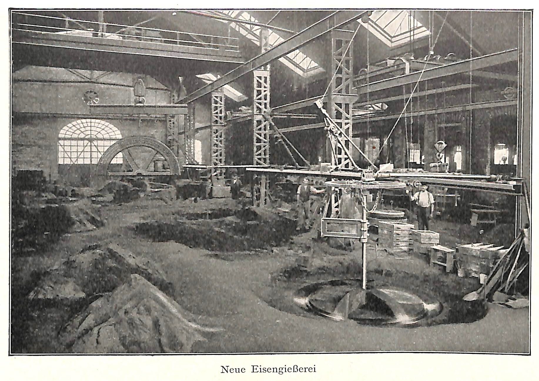 Schwarzes und wei├čes Foto einer Fabrik mit Arbeitern, die Maschinen bedienen, umgeben von Metallstangen und -pfosten, beschriftet mit "Neue Eisenglebeerei, die erste Fabrik in Deutschland" unten.