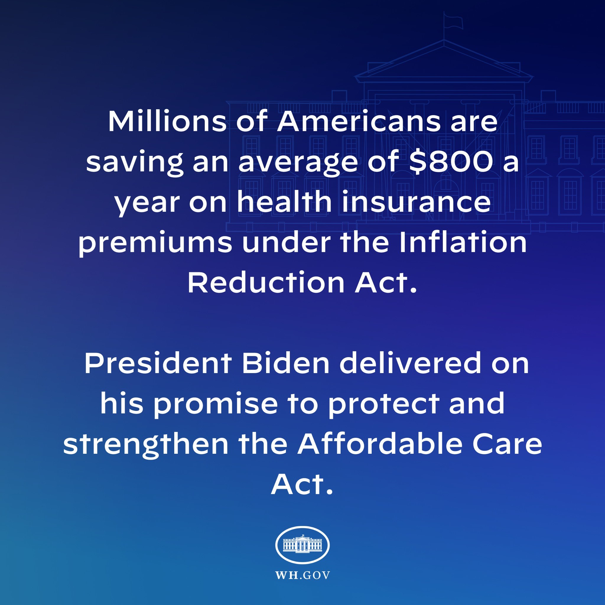 Blauer Hintergrund mit weißer Schrift, die besagt, dass Millionen von Amerikanern durchschnittlich 800 USD pro Jahr an den Gesundheitskosten sparen, unter dem Inflation Reduction Act, mit einem Logo in der Mitte.