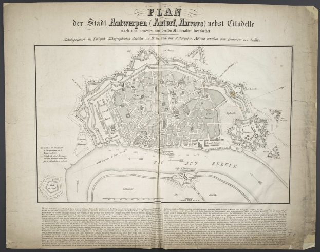 Ein altes Buch mit einer detaillierten Karte von Berlin auf dem Cover, das Straßen, Gebäude und Sehenswürdigkeiten zeigt, begleitet von Text über die Bevölkerungszahl und Merkmale der Stadt.