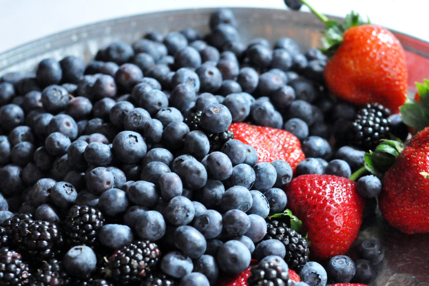 Ein Nahaufnahme-Bild von Brombeeren, Blaubeeren und Erdbeeren.