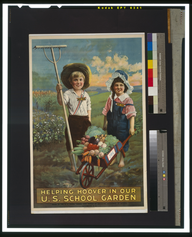 Zwei Kinder, ein Junge mit Hut und ein Mädchen mit einem Stock, stehen mit einem Wagen voller Gemüse in einem Garten mit Pflanzen und Blumen, unter einem bewölkten Himmel; Text unten lautet "Helping Hoover in our U.S. School Garden".