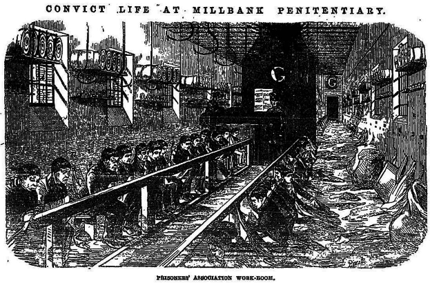 Eine Schwarz-Weiß-Zeichnung einer Bahnstation mit Menschen, die auf verschiedenen Gegenständen sitzen, darunter Schienen, Geländer, Wände und Fenster, mit dem Text "verurteiltes Leben in der Millbank-Gefängnis" oben und unten.