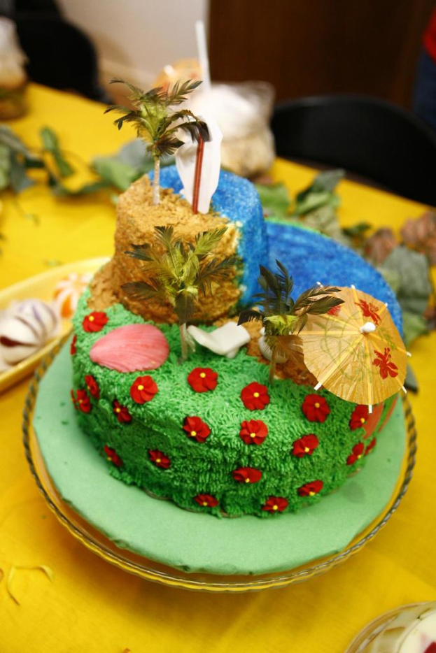 Ein Kuchen auf einem Teller mit anderen Gegenständen auf einem Tisch, mit etwas unscharfen Objekten im Hintergrund.