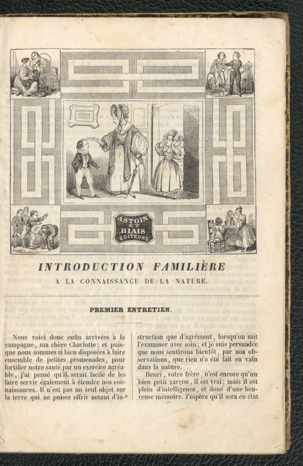 Ein aufgeschlagenes Buch auf einer schwarzen Oberfläche zeigt eine Zeichnung einer Familie und Text, der die Familie vorstellt.