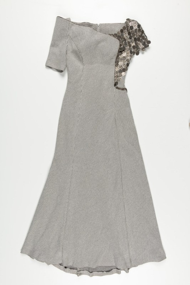 Schwarzes und weißes Seidenkleid mit engem Oberteil und vollem, knielangen Rock auf weißem Hintergrund.