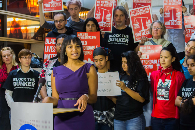 Eine Black Lives Matter-Aktivistin, die vor einem Publikum mit Mikrofon spricht.