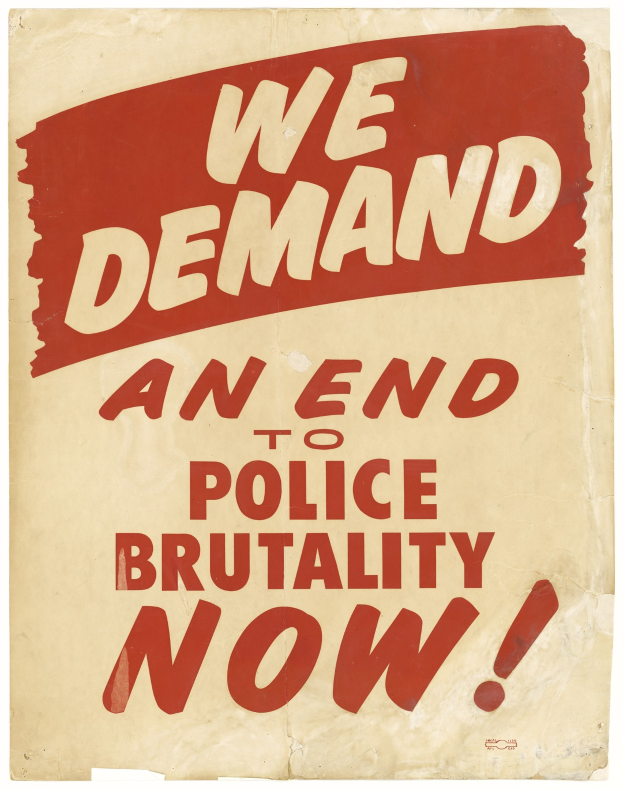Ein Plakat mit fetter schwarzer Schrift auf weißem Hintergrund, eingerahmt von einem schwarzen Rand, das "Wir fordern jetzt ein Ende der Polizeigewalt" in einer modernen, auffälligen Schriftart trägt.