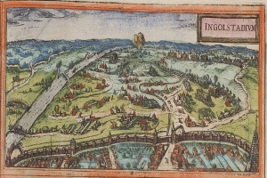 Ein altes Stadtplan von Ingolstadt, Deutschland, mit Bäumen, Häusern, einer Brücke, Wasser, Hügeln und einem Himmel im Hintergrund, mit Text auf dem Papier.