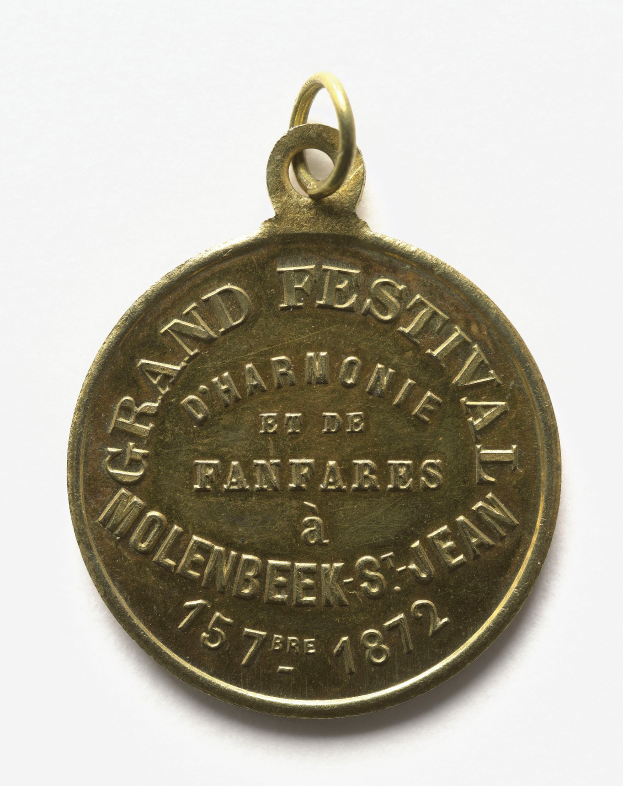 Eine Goldmedaille mit der Inschrift "Großes Fest" auf einem weißen Hintergrund.