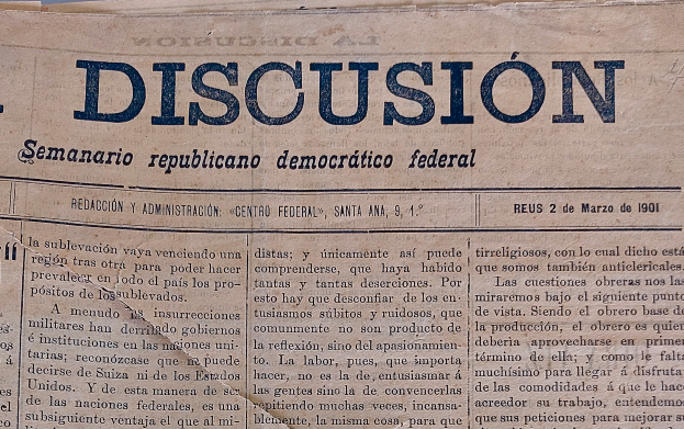 Eine vergilbte, leicht zerknitterte Zeitung mit der schwarzen Schrift 'Diskussion' und der Überschrift 'Semanario Repúblicano Democrático Federal'.