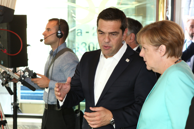 Die beiden deutschen Führungspersonen, Angela Merkel und Joachim Gauck, stehen vor einer Glaswand mit einem Vorhang dahinter und sprechen in Mikrofone, während sie Anzüge tragen.