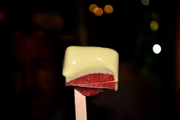 Ein Eisbecher mit Lichtern im Hintergrund, möglicherweise in einem Hotel aufgenommen.