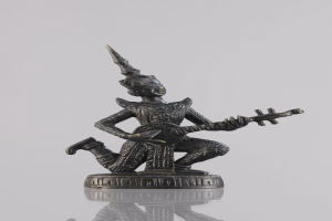 Bronzestatue eines Mannes mit einer Gitarre vor einem weißen Hintergrund