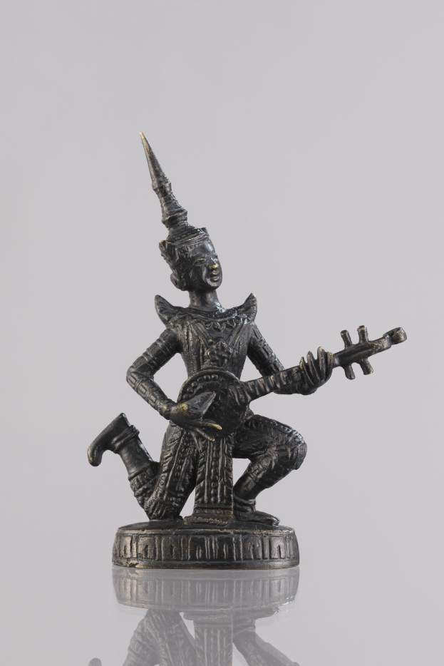 Bronzestatue eines Mannes mit einer Gitarre vor einem weißen Hintergrund