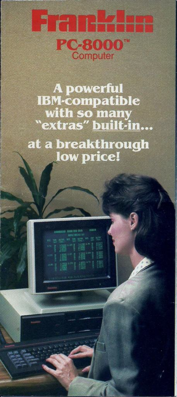 Eine Werbung, die eine Frau bei der Arbeit an einem Schreibtischcomputer zeigt.