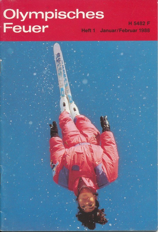 Titelbild von 'Olympische Spiele Feuer - Heft 1 - Januar/Februar 1988' mit einem Skifahrer in der Luft, der einen Ski-Anzug trägt.