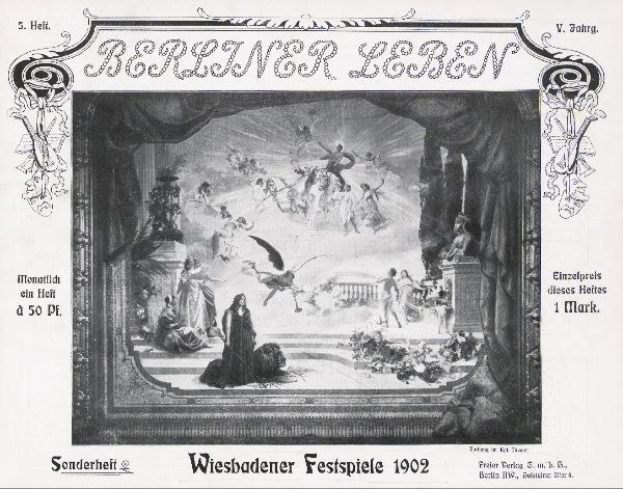 Schwarz-weißes Foto einer Bühne von den Wiesbadener Festspielen 1902 mit Darstellern in traditioneller deutscher Tracht und einem applaudierenden Publikum im Hintergrund.